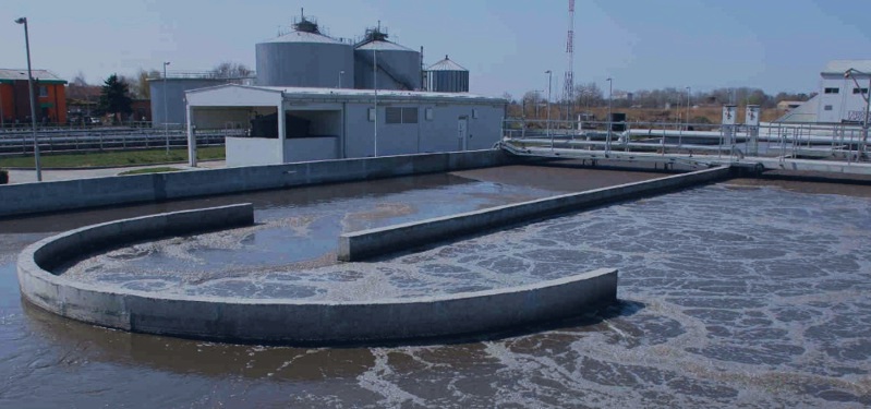 Revestimientos para reservorios de aguas complejas